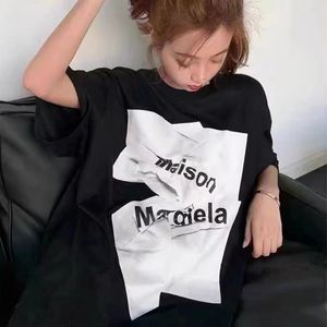 デザイナーのTシャツ、男性と女性の短袖のシャツ、ゆるいカット、刺繍、デジタルステッチの文字、トレンディなカジュアルマギーラMM6カップルのTシャツ