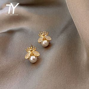 Stud simple and luxurious Pearl Womans Earrings Fashion design sense bee insect Earrings Korean women jewelry sexy Earrings 230426