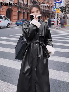 Куртки Lautaro, зимний длинный теплый толстый кожаный плащ для женщин с поясом из искусственного меха внутри, свободная корейская мода 2021, парка на меховой подкладке