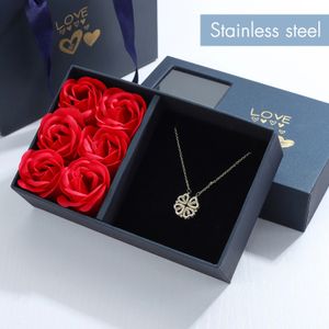 Pendant Necklaces Rose Gift Box Four -leaf Grass Necklace Heart Necklace Cute Four Leaf Clover Necklace Dainty Gold Necklaces Gifts for Girlfriend 231127