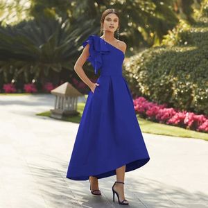 2024 Stylish High Low Low Mother of Bride Dress One-Shulder Royal Blue Wedding Guest Gown Satin Plus Size Mother Party Wear