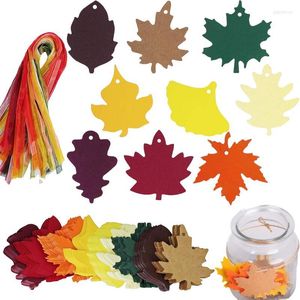 装飾的な花を掛けて葉のタグ紙の切り抜きを書くために書く秋のラベルの秋の感謝祭ギフトの名前