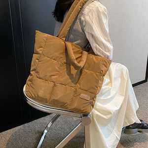 2023 Zimowe duże kobiety designerka torebki marka Wyściełana torba na lęki luksusowe pikowane nylonowe torba nowa torba na ramię kupujących