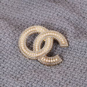 Varumärkesdesigner Double Letter Brosch Högkvalitativ brev Pin Women Crystal Pearl Wedding Party Jewerlry Accessories Presents