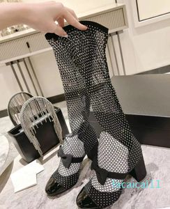 Vollbohrer Hohle Sandalen Schuhe Seidenstrümpfe Schuhe Kristalle Resille Strass Kid Wildleder Kalbslackleder Fliege mit heißversiegelten Kristallen Größe