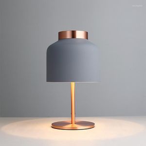 Lampy stołowe Nordic Luksusowe światła LED Nowoczesne salon sypialnia nocna tabletop dekoracyjny lampka