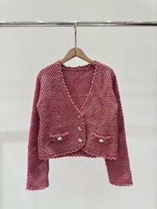 1125 2023 Милан Подиум Осенний женский свитер Марка того же стиля Свитер с длинным рукавом Кардиган с V-образным вырезом Красный Высококачественный женский qian
