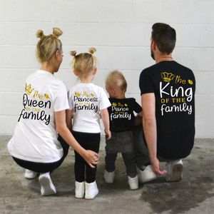 مطابقة ملابس مطابقة للملابس Tshirt King Queen Mother Kids Family Clothing مجموعات العائلة تبدو أبي الأم وابنة الملابس 230427