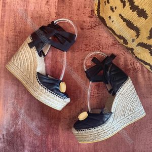 Luxury Women Wedge Sandal Designer 2023 Ny Espadrille Shoe Man Slipper Light Twine Flätad Cross Ribbon Tie Läder Hög häl Sandal med dammväska