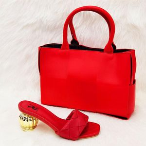 Sukienka buty przyjazd włoski design z pasującymi torbami na ślub czerwony kolor Nigerii i zestaw torebek