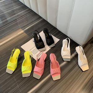 Vestido sapatos abertos do pé feminino sandálias 2023 chegadas pretas brancas rosa amarelo traseiro fivela de fivela fina de saltos altos slides