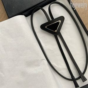 Taşınabilir Bolo Deri Kravat Tasarımcı Erkekler Bağlar Yaratıcı Drawstring Ayarlanabilir Avrupa Tarzı Lüks Hediye Tasarımcı Kravat Siyah Beyaz Açık Moda PJ046 B23