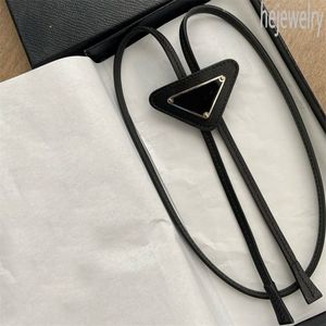 Bärbar Bolo Leather Tie Designer Mens Ties Creative DrawString Justerbar European Style Luxury Gift Designer Tie Black White Outdoor Fashionable PJ046 B23