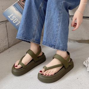 Sandálias de dedo plano para mulheres 2023 verão versão coreana de bolo de esponja solas femininas moda casual sapatos com capuz mulheres