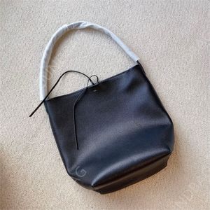 10A N/S Park Bucket Tote: mittelgroße, hochkapazierte, minimalistische Kuhläden Original The-Style-Rok-Umhängetasche mit Litchi-Muster Schwarzer Freizeit-Luxus