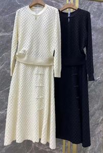 ワークドレス2023秋の冬のファッション2ピースセーターセット高品質の女性編みプルオーバーミッドカーフAラインベージュブラックスカート