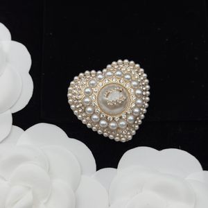 18 -karatowe platowane litery miedziane broszki serca kobiety luksusowe marka projektantka lady Crystal Pearl mosiężna broszka Pins metalowe akcesoria biżuterii