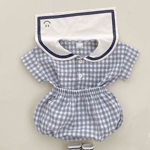 Rompers Summer Baby Clothes Girls Simple Plaid Shortsleeved Tshirt kostym Barn Doll Collar Top Shorts College Style 230427