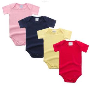 衣類は子供用の服、ソリッドカラーのロンパー、ベビー服、ワンピースジャンプスーツ、半袖の三角形のラップ、お尻、服をセットします