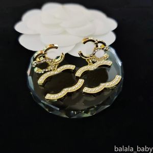 Orecchini di design di lusso placcati in oro 18 carati Lettera geometrica Famoso fascino Orecchini di cristallo da donna Gioielli per feste di nozze