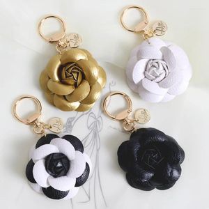 Keychains Nedar Noble Elegant Pu Leather Rose Camellia Keychain Flower Key Chain Handgjorda damer Bag Pendant Decoration Gift Keyrings