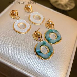 Stadnina 2023 French Trend moda okrągła nieregularne kolczyki Znakomita zielona biała miedziana miedziana 18K Gold PlATED Ear Studs Jewelry YQ231128