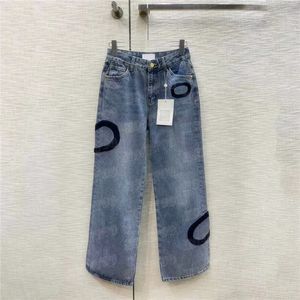 Carta crachá jeans calças femininas design perna reta denim calça estilo de rua para menina