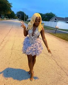 Sparkly Sheer O Neck Short Prom Dress for Black Girls Pärled Crystal Diamond Birthday Feathers Mini Cocktail Party Dresses