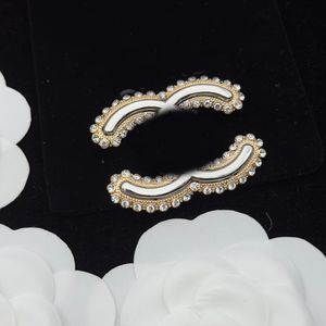 18 -karatowy złoto miedziany luksusowy projektant litera broszki kobiety mężczyźni kryształowy kryształ biżuteria mosiężna broszka urok Pearl Pin poślubić świąteczne przyjęcie miłosne prezent akcesoria