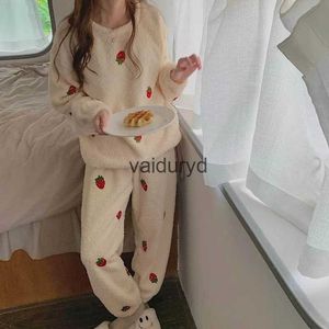 Hemkläder Strawberry Women Pyjamas Set Winter Sleepwear Fleece Pant Home Suit Velvet 2 st fluffy koreanska söta Piiama varm nattkläder 2023vaiduryd