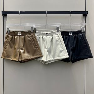 PU Leder Frauen Shorts Hosen Buchstaben Elastische Taille Mini Shorts Cool Sexy Lady Mädchen Kurze Hosen