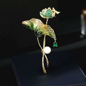Style chinois Cheongsam Hanfu accessoires de robe formelle sein fleur goutte huile d'eau douce perle Zircon incrusté de feuille et de lotus