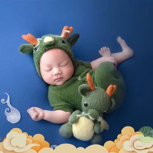 Keepsakes Born Pography Clothing Green Dragon HatJumpsuitdoll 3st/Set Baby Po Props Accessories Studio Shoot Clothes Outfits 231128