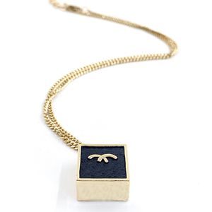 Luxury Classic Square Two Letter Pendant Halsband Franska designer Kvinnor Högkvalitativ smycken Charm Halsband Fashion Gift Deliver Sisters Mother