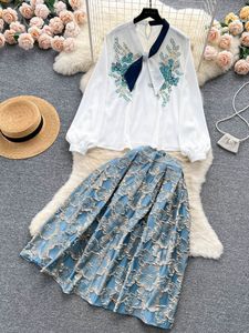 Dwuczęściowa sukienka elegancka haftowa kwiat dwuczęściowy dla kobiet w kwiatowej cekinowej bluzki bluzki z bluzką niebieską Jacquard Midi Spirt Suits 230428
