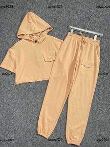 Tracksuits 여성 Tracksuits 럭셔리 여성 의상 운동복 2 조각 세트 후드 짧은 티셔츠와 단색 바지