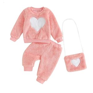 Zestawy odzieży Dziewczęta Toddler Fall Stroje Wzór serca Załoga szyi z długim rękawem Bluzy Elastyczne spodnie Tag Bag 3pcs Zestaw ubrania 231128