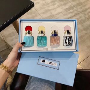 عالي الجودة العلامة التجارية Eau de Toilette 30mL-4 عطر مضاد للعيوب الرذاذ العرق الرش أربع مجموعات من صناديق الهدايا للخدمات اللوجستية السريعة