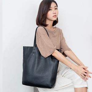Basit gündelik deri kadın omuz çantası lüks marka tasarımcısı gerçek deri bayan çanta banliyö çantası büyük kadın kılıf çanta