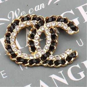 20 stil klasik retro marka içi boş siyah deri harfler broş rhinestone inci tasarımcısı broşlar mücevher aksesuarları hediyeler