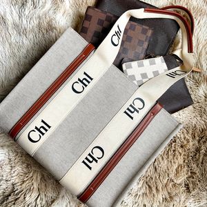 Topphandtag Woody Stor bokväska Strandväska lyx Designer Dam Crossbody Shoulderväska för män 10a kvalitet Mummy canvas handväska resor Mini medium clutch weekendväskor