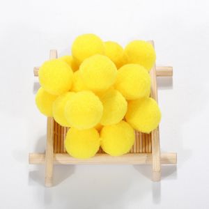 Pompon artigianali gialli, palline di pompon sfocate natalizie, piccole palline di pompon per arti fai da te, progetti di artigianato, decorazioni natalizie per la casa