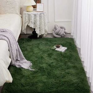 Teppiche Luxuriöses Schlafzimmer mit grünem Teppich voller nordischer Wohnzimmer-Couchtisch-Nachtzimmer-Bodenmatten aus rotem Plüsch-Mesh-Teppich