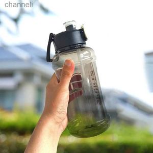 Wasserflasche Kunststoff-Reisetopf Hüpfbecher Fitness-Sportkessel mit großem Fassungsvermögen Tragbarer Doppeltrinkhalmbecher Outdoor-Wasserbecher YQ231128