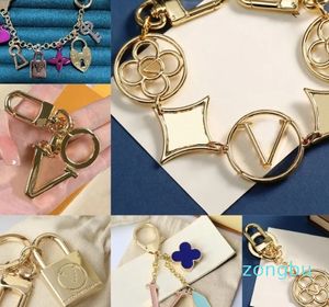 جولد سيلفر مفاتيح Man Car Car Key Buckle Bag Pendants Keyrings Old Flower Letter Chain chain tuxurys Designers Carabiner v Keychain