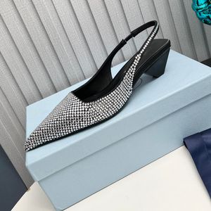 Rhinestone klänningskor berömda toppkvalitet designers sandal mode sexig satin slingbacks 4cm kattunge häl sandaler pekade tår sko 35-42 läder kvinnors tofflor