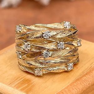 Bröllopsringar Huitan Hyperbole Wide Ring For Women Gold Color Luxury Twist Design Band Cocktail Fashion Female Accessories Party Jewelry 231127