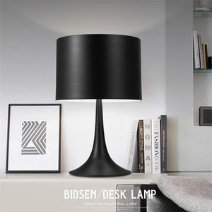 Bordslampor l26-nordisk stil kreativt sovrum sovlampa europeisk gentry skrivbord ljus dekorativ belysning vit/svart färg