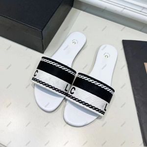 مصممة فاخرة من الصنادل Sandals Slippers مطرزة رسائل الأحذية شقق الشاطئ مع صندوق 35-42