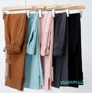 Neue Yoga-Softstreme-Hose mit Schlitz am Saum, lange Hose mit weitem Bein, lässige Slim-Fit-Hose mit hoher Taille, weicher Stoff, gerades Bein, Joggerhose, zeigt Beine beim Sport